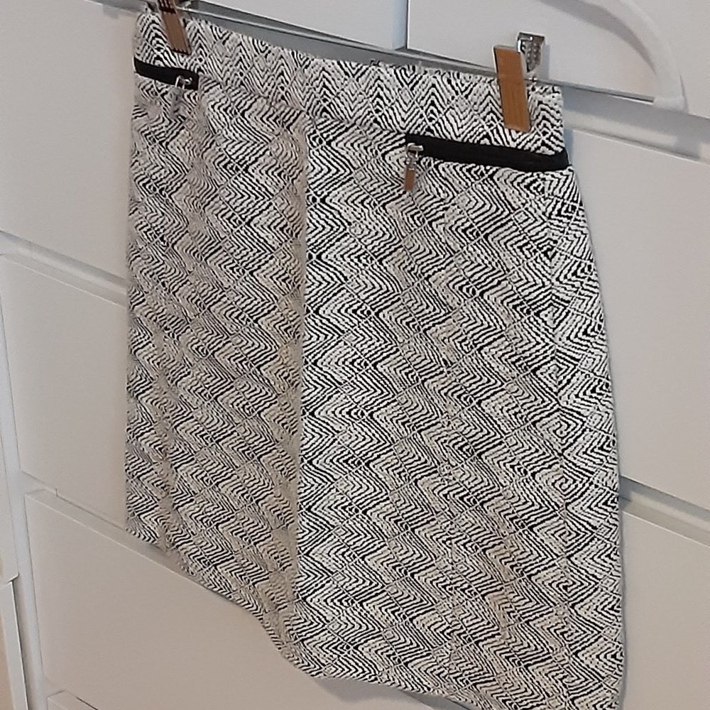 H&M tweed mini skirt - size 4  - back zip  - NWT